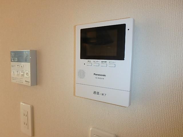 �y�Z�L�����e�B�z�@