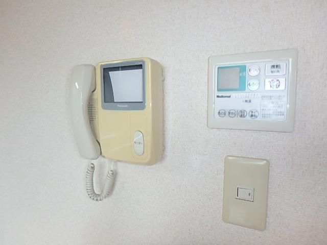 �y�Z�L�����e�B�z�@