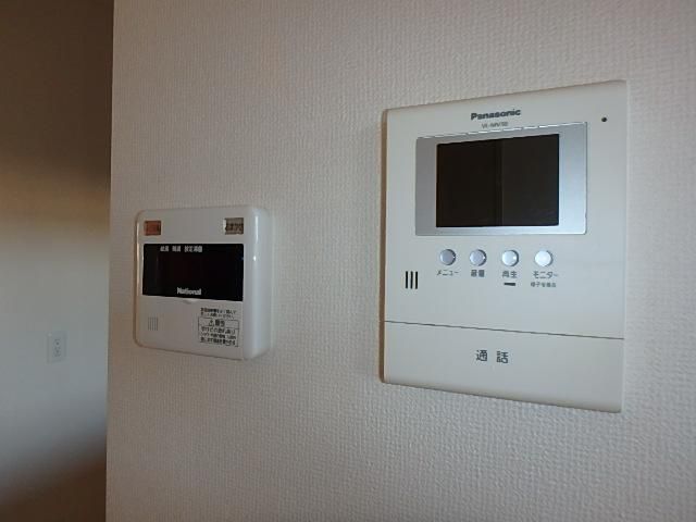 �y�Z�L�����e�B�z�@