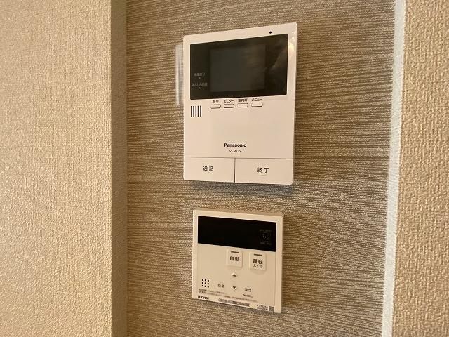 �y�Z�L�����e�B�z�@