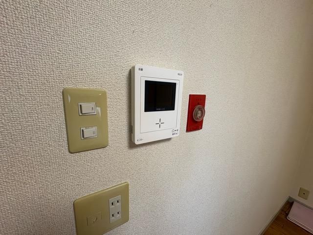 �y�Z�L�����e�B�z�@