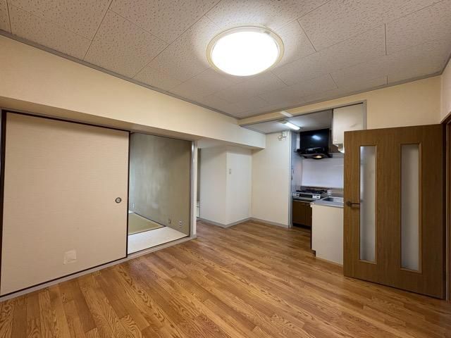 �y�����E���r���O�z�@