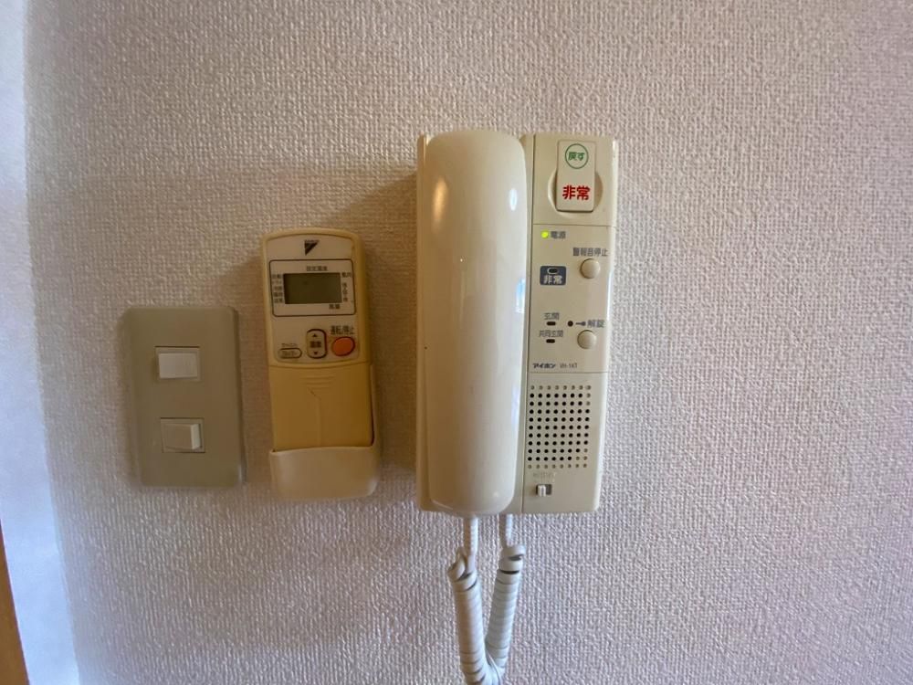 �y�Z�L�����e�B�z�@